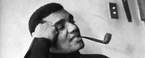 ORG XMIT: 490401_0.tif LOCAL DESCONHECIDO, 20-06-1969: Música: o cantor Wilson Simonal fuma cachimbo. (Foto: Antônio/Folhapress)